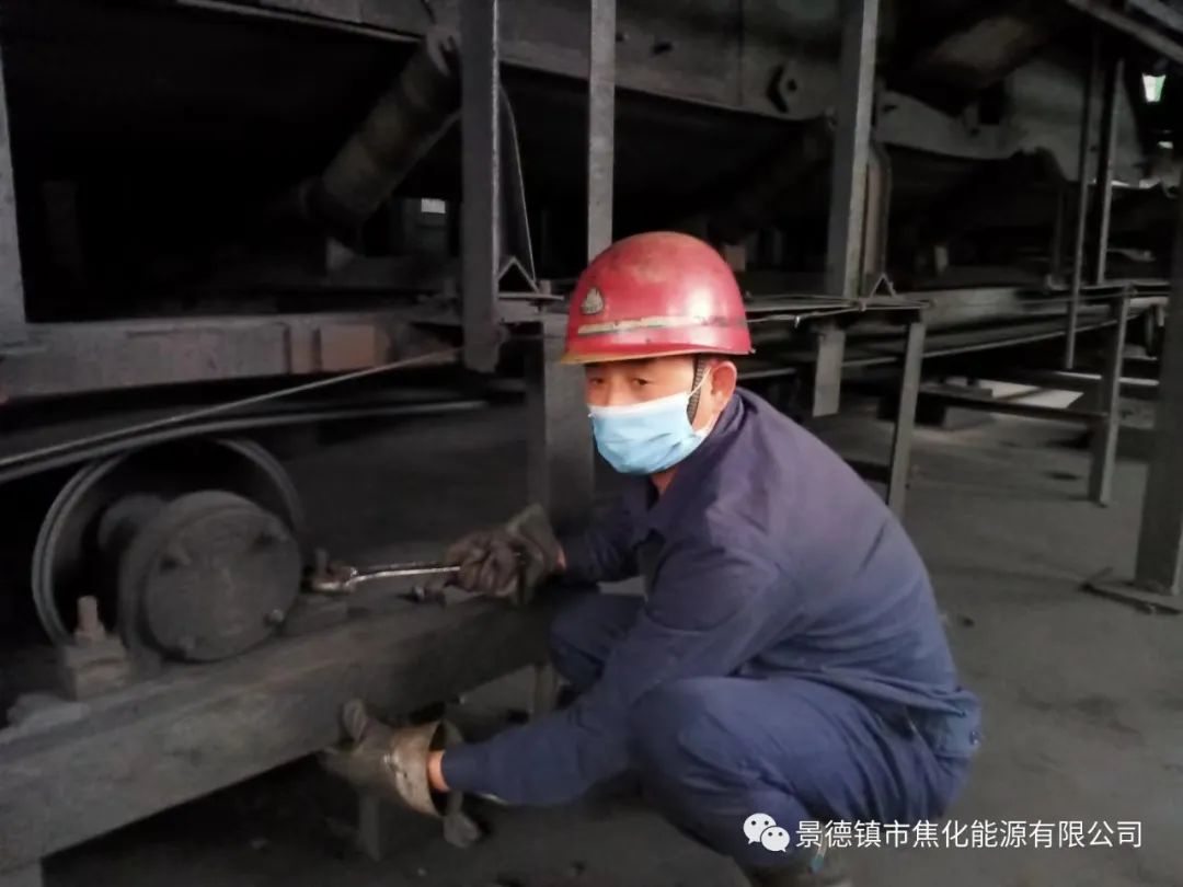 “老線這邊人手不夠，你們那邊有誰可以過來支援？”“好的，我馬上來?！甭牭竭@個(gè)消息時(shí)，羅國安剛剛結(jié)束新線的維修工作，但他二話不說，立即拿起維修包，投入到老線的維修工作當(dāng)中。每天工作10小時(shí)以上已經(jīng)成為抗疫期間的常態(tài)，雖然身體很疲憊，但是他沒有任何怨言，“確實(shí)很辛苦、很累，但現(xiàn)在正是特殊時(shí)期，只有保障公司生產(chǎn)經(jīng)營“不斷檔”，我們生活才能“不斷線”，恰恰我所在的運(yùn)輸廠就是承擔(dān)著焦炭煤炭運(yùn)輸?shù)闹匾氊?zé)，所以我更應(yīng)該恪盡職守，保障好這些設(shè)備的穩(wěn)定運(yùn)行?！?jpg
